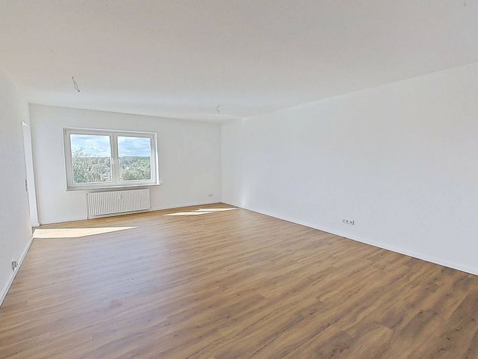 Große 2-Zi.-Whg. mit BALKON und viel Lichteinfall – Ansicht II: Wohn- und Esszimm…