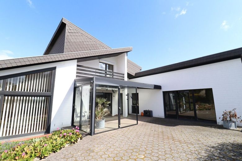 TOP! Sehr gepflegtes Architektenhaus mit Keller u. Anbau , besonders und individuell mit großem Garten ! – Außenansicht mit Terrasse 1 u. Anbau