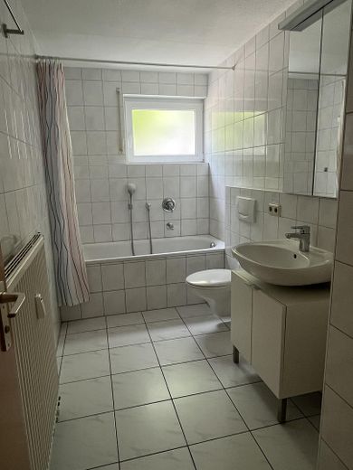 Helle 2,5 Zimmerwohnung mit Wintergarten in zentraler Lage – Bad