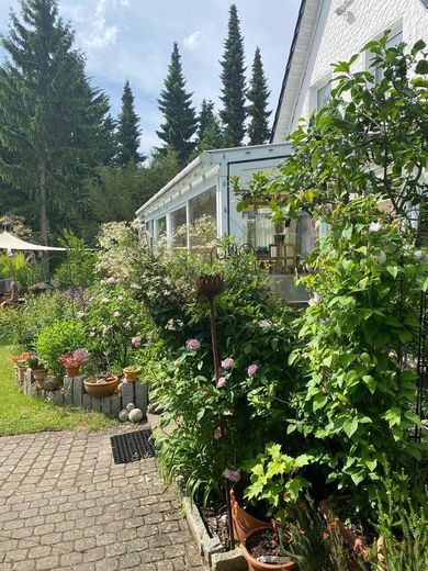 Einfamilienhaus in kühlem Garten – Wintergarten
