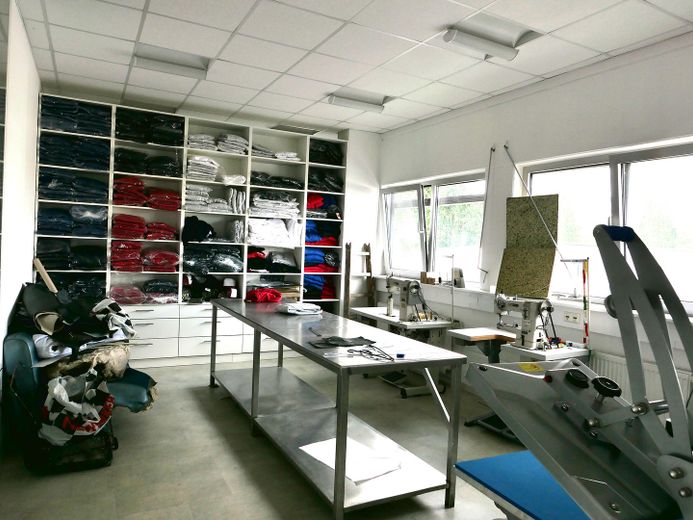 Mögliche Padel Ball Halle direkt vom Eigentümer zum Kauf oder Vermietung – Büro