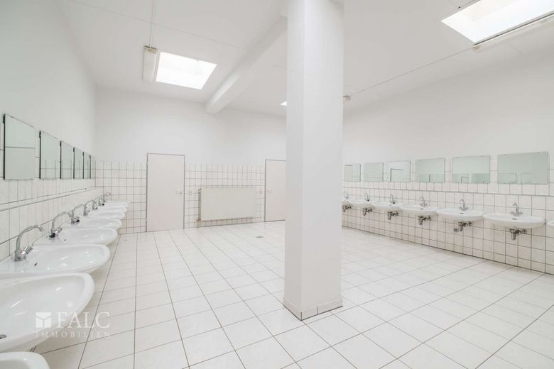 Gewerbeareal mit Logistikhallen, Gefahrgutlager und Entwicklungspotenzial – Sanitärbereich