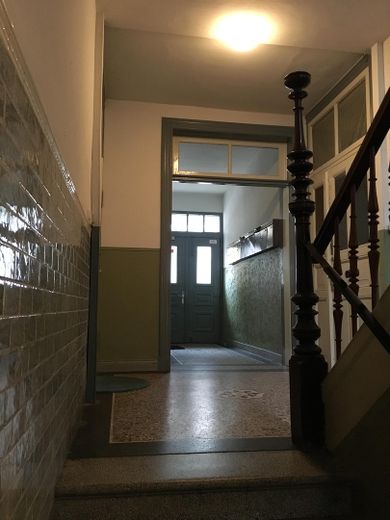 Helle, schöne und gepflegte Altbauwohnung mit Dielenfussboden und Einbauküche – Treppenhaus