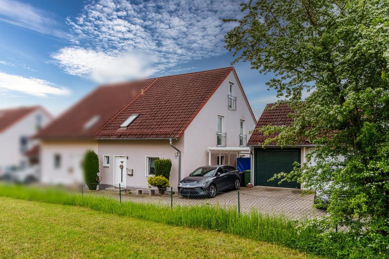 Außenansicht Carport & Garage