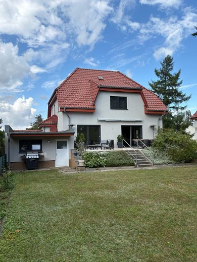 Büyük arsa ve ilave yapılaşma potansiyeline sahip, yeni değerinde müstakil ev – Blick aus dem Garten
