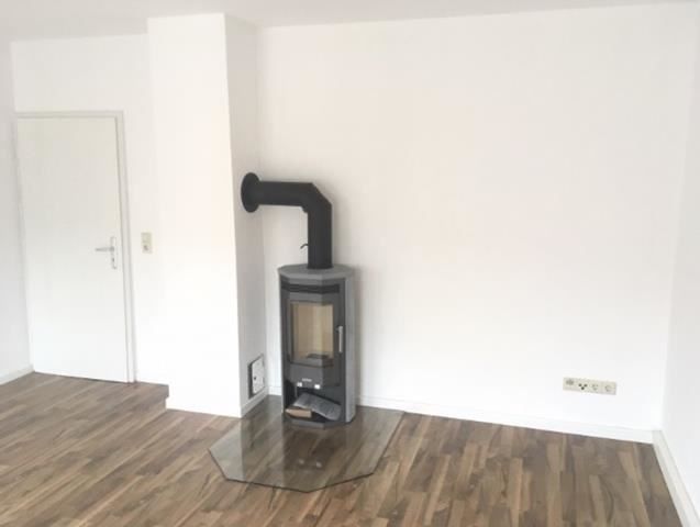 Gemütliche DG 2-Zi. mit Laminat, Kamin und EBK in zentraler Lage! SP mgl. – Kamin