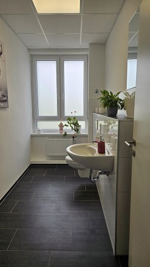 Helle und frisch sanierte Büroetage zu vermieten – Badezimmer
