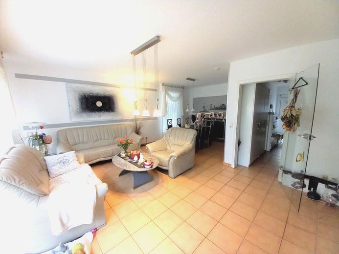 CITYHOUSE: Familienfreundliches Reiheneckhaus, TOP Lage mit Garten, Keller, Carport – Wohnzimmer