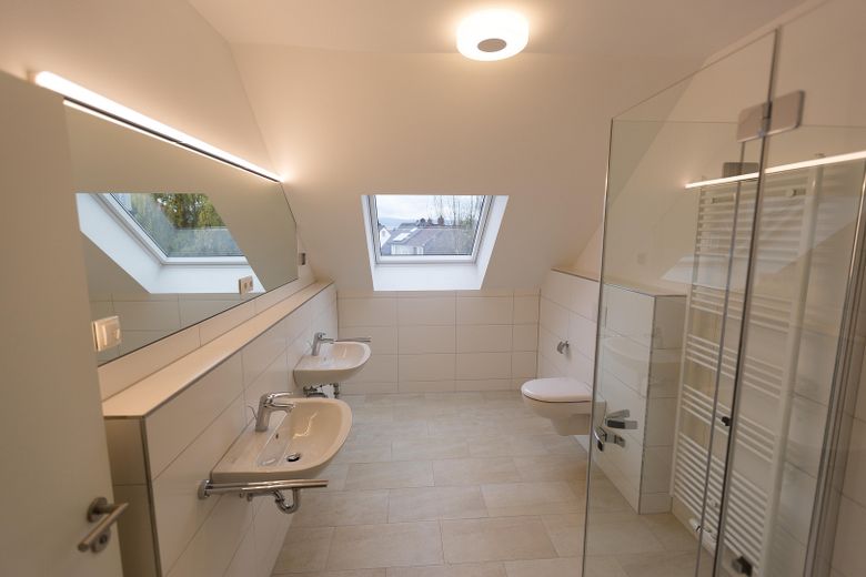 Exklusive 3-Zimmer-Wohnung in Bad Vilbel (2016), 105 m², Balkon, 2 TG-Plätze mit Wallbox – Duschbad