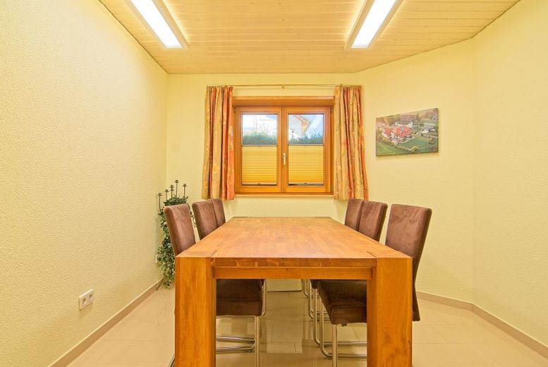 Prestigious A+ country house with in-law apartment on park-like grounds – UG Zimmer