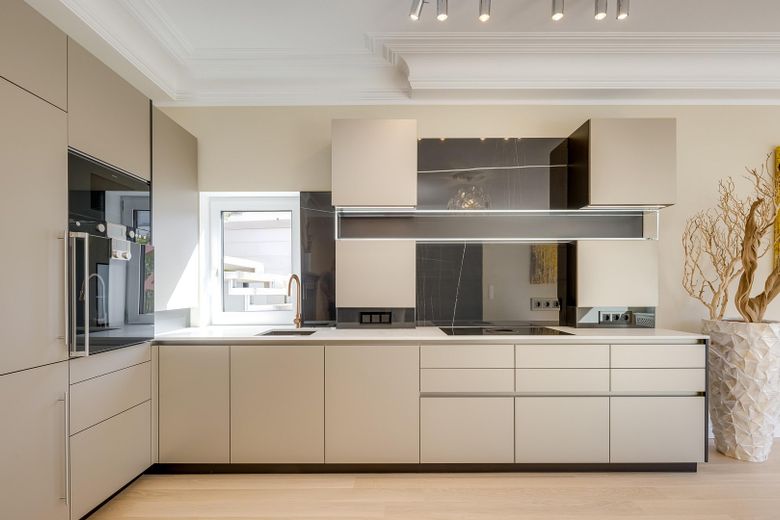 Designer-Penthouse mit Traum- Dachterrasse und Blick über Isarhochufer: PROVISIONSFREI – Designer-Schreinerküche