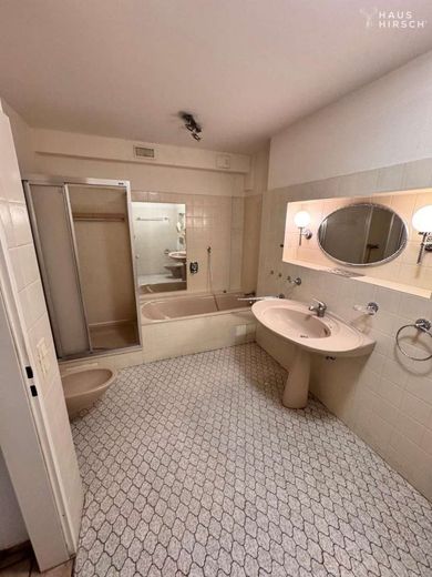 Renovierungsbedürftige Dreizimmerwohnung mit traumhaftem Ausblick – Badezimmer