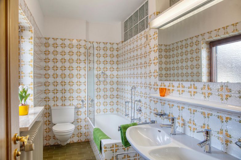 Отдельный жилой дом с апартаментами – Badezimmer 1. Stock rechts