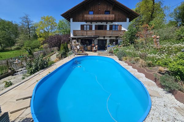 Attraktive 5-Zimmer-Maisonettewohnung in Alleinlage mit eigenem Garten&Pool