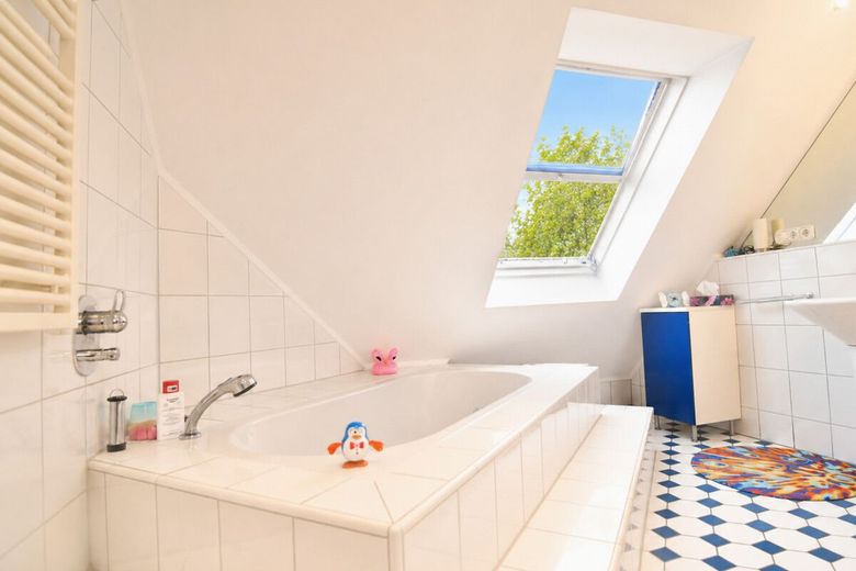 Elegante 3 - 4 Zi Maisonette mit Galerie mitten in Königstein – und eleganter Wanne