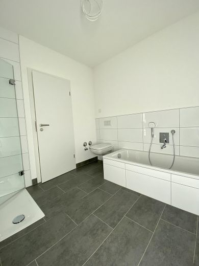 Ambizione urbana. Vivere nel verde. Esclusivo appartamento di 4 locali alle porte di Amburgo – Modernes Vollbad
