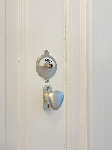 Traumhafter Altbau in direkter Pankelage | Erstbezug | Saniert | Provisionsfrei – Badezimmer Detail
