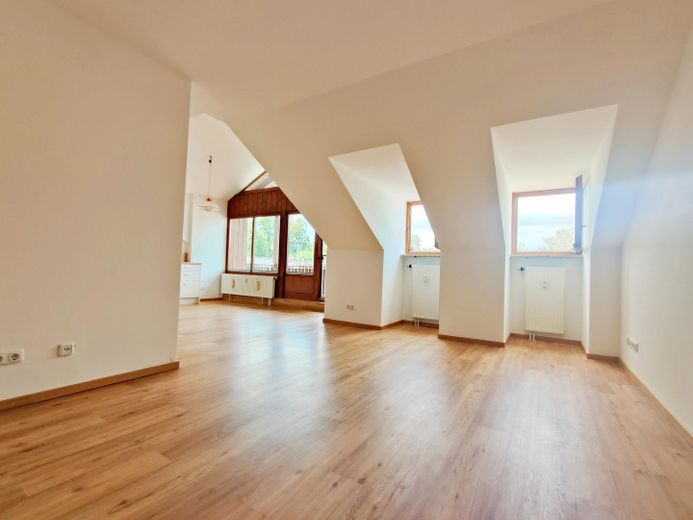 hell und geräumig: renovierte 2 Zimmer DG-Wohnung auf 69m² mit großem Gaubenbalkon ohne Provision – Blick vom Wohnzimmer