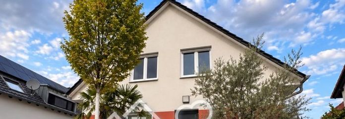 Nearly new house with pool on a traffic-calmed street