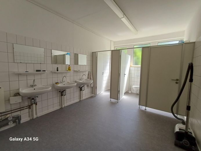 Veelzijdig bruikbaar commercieel vastgoed (kantoor, praktijk, hal, studio, ambacht, handel). 1a-locatie – Raum 5/Sanitär, ca. 16,5qm