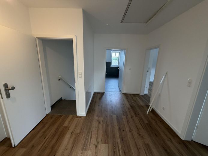 Oberwohnung mit Sommerlichen-Hitzeschutz in Harkebrügge zu vermieten, mit Einbauküche ! – Flur und Aufgang