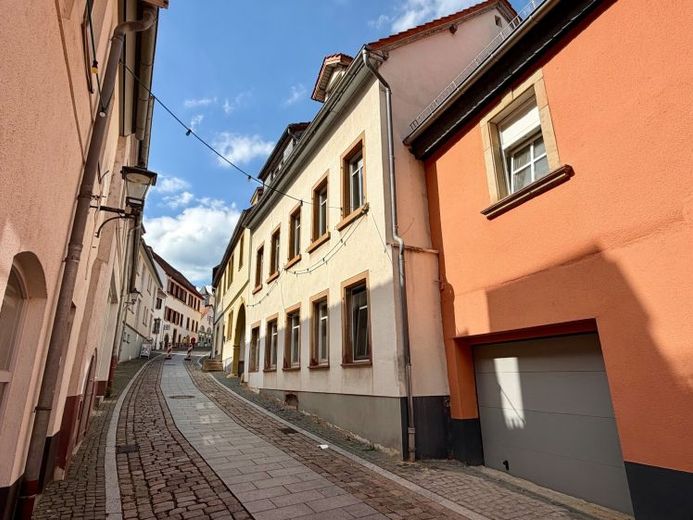 EUPORA® Immobilien: Mehrfamilienhaus mit Innenhof im Zentrum von Kirchheimbolanden. – Foto 1
