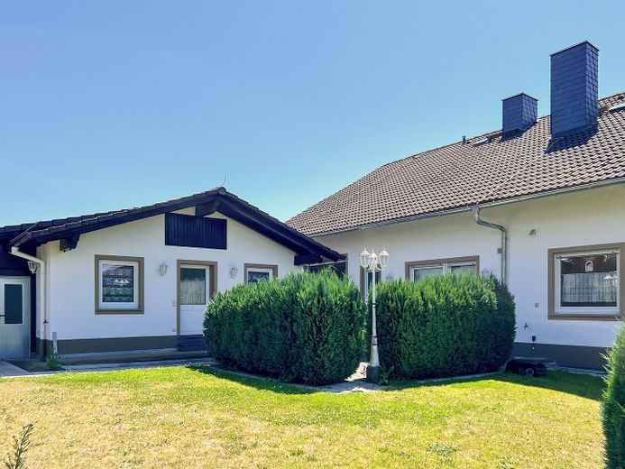 Hochwertiges Zweifamilienhaus, gehobene Ausstattung, Ausbaupotential, traumhafter Ausblick – Garten (links Studio Zugang)