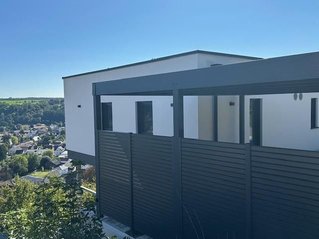 links mit Carport
