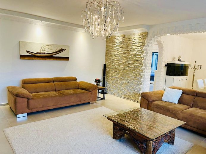 Casa unifamiliare modernizzata con 187 m² di superficie abitabile, 6 locali, garage e giardino, senza intermediario – Wohnzimmer