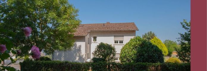 Zweifamilienhaus mit schönem Garten in Randlage und frisch modernisiert!