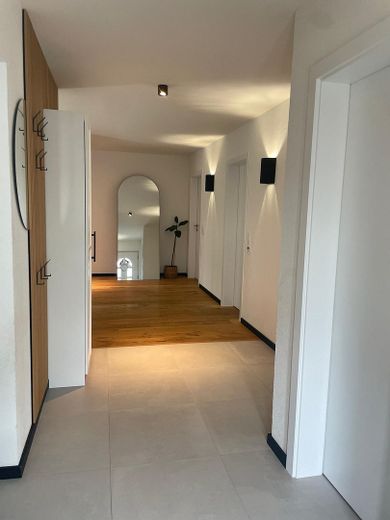 Modernisiertes Zweifamilienhaus mit 263 m² Wohnfläche, attraktiver Vermietungsperspektive – Flur - Haus