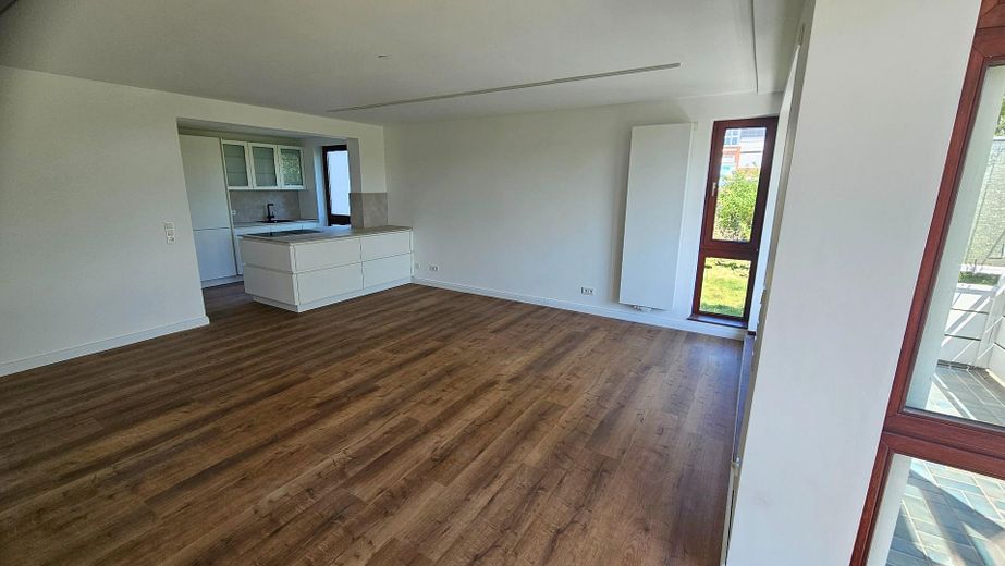 Stilvoll kernsaniert – helle Maisonettewhg m. neuer EBK, Balkon & Terrasse im begehrten Geteviertel – Wohnzimmer Ansicht 3