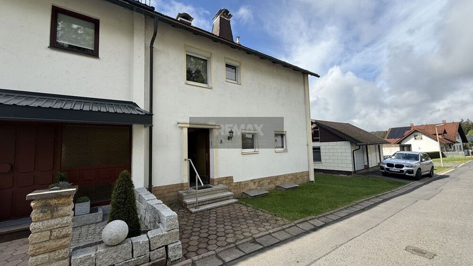 Charmante Doppelhaushälfte mit Gartenidylle und traumhafter Aussicht in Fichtelberg – Bild 1