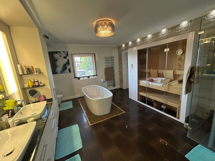Große und modern-luxuriös ausgestattete Villa im Toskana-Stil am Hamburger Stadtrand zu verkaufen – Badezimmer OG (3)