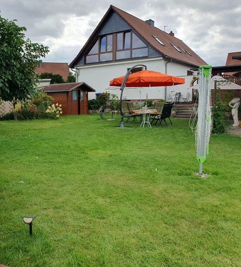 Von Grund auf sanierte Doppelhaushälfte mit herrlichem Atelier und schön angelegtem Garten – Titelbild