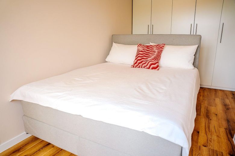 السكن بتصميم راقٍ في هامبورغ-أوتنسن بيت إقامة جديد – شقق عالية الجودة للإيجار المؤقت – Boxspringbett 160 x 200