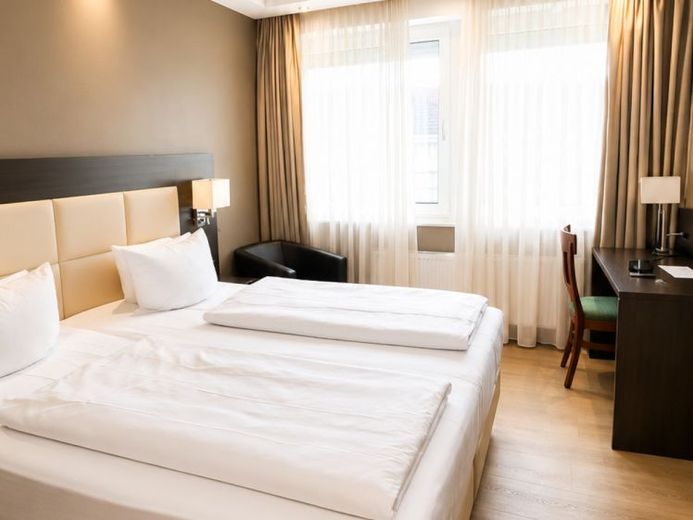 Hotel-Atmosphäre: vollausgestattetes möbliertes ehemaliges Hotelzimmer in Karlsruhe zu vermieten. – Foto 1