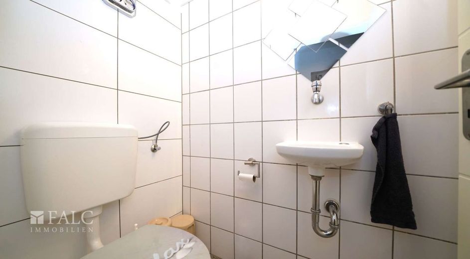 Neubau-Feeling: 3-Zimmer-Erdgeschosswohnung in perfekter Lage *KERNSANIERT* - FALC Immobilien – gefliestes Gäste-WC