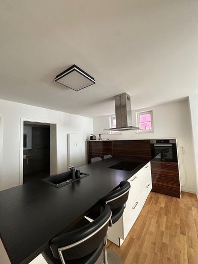 Küche mit Sitzplätzen