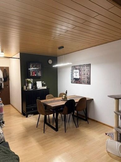 Sehr gepflegte 3 Zimmer-Maisonette-Wohnung in zentraler Wohnlage von Griesheim – Wohn-Essbereich
