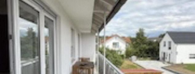 Jasne mieszkanie 3-pokojowe z kuchnią i łazienką, na 1. piętrze, 89 m2, z dużym balkonem od południa, zabudowaną kuchnią oraz garażem