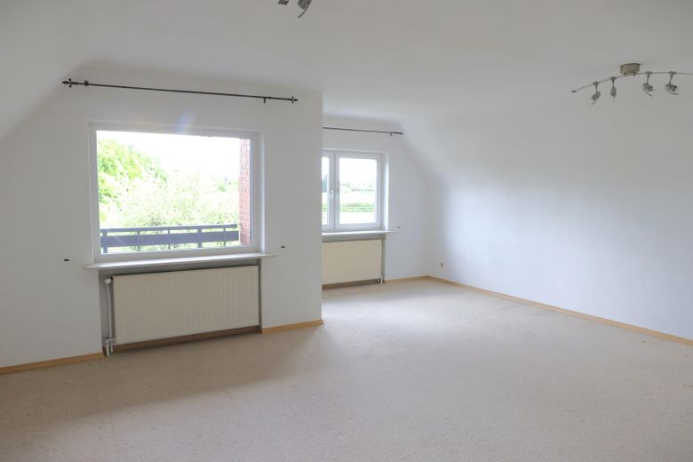 Casa con quasi 4.000 m² di terreno, stalla privata e pascolo - Rellingen – Wohnzimmer OG