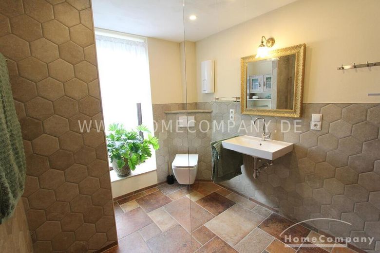 Charmantes, vollmöbliertes 2-Zimmer-Apartment in ruhiger Lage am Teich in Bonn-Oberkassel! – 87e58ac9aa2056e58d0b25d360162d2a50d2b854.jpg