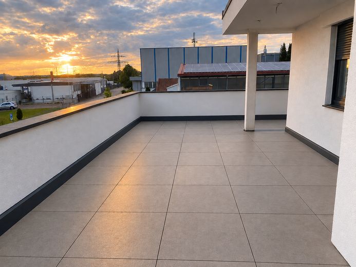 Abitare nel lusso in un attico di 200 m² con capannone, officina, produzione e attività commerciale – Terrasse