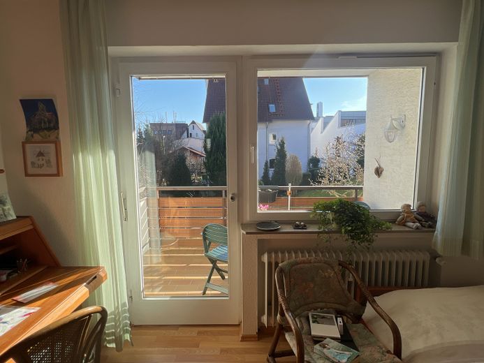 2,5 Zi-Wohnung Hochparterre mit Nord und Süd Balkon in ruhiger Lage, Tiefgarage, geringe Nebenkosten – Schlafzimmer, Zug. Balkon Süd