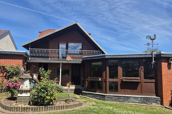 Charming single-family house with a breathtaking south-facing garden, conservatory and double garage