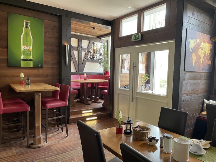 Restaurant mit Veranstaltungsraum, traumhaften Biergarten und Wirtewohnung zu verpachten – Restaurant - Eingang
