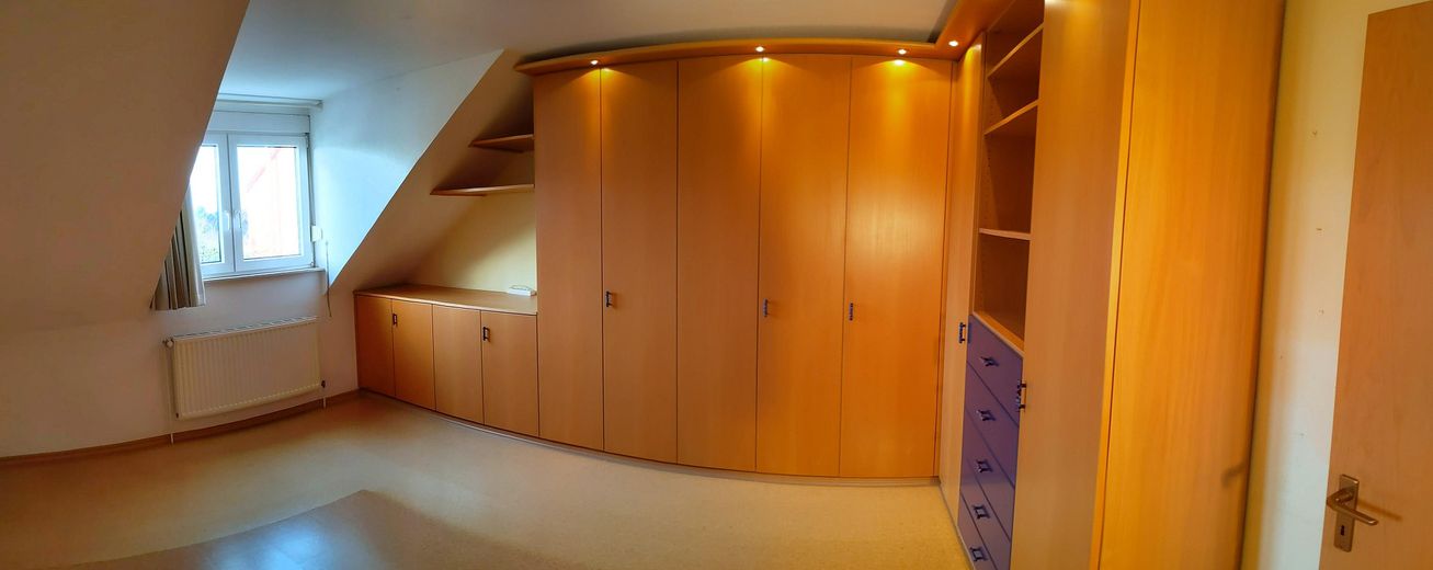 هادئ ومركزي في ديبولتس – شقة مُعتنى بها من 3 غرف مع شرفة وموقف سيارات | بدون عمولة – Schlafzimmer