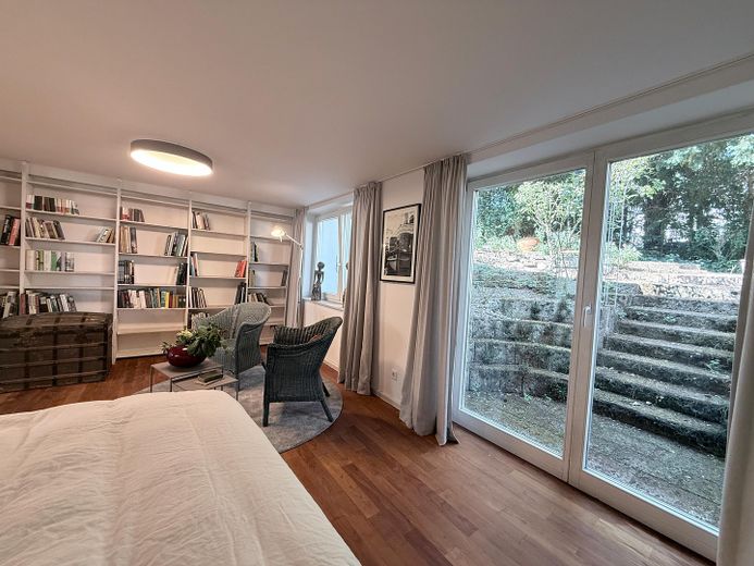 Exklusive möblierte Doppelhaushälfte mit 175 m², großem Privatgarten und Loftcharakter in Gräfelfing – Master-Bedroom