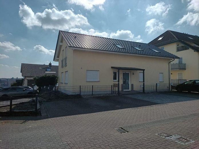 Eingang und Stellplätze